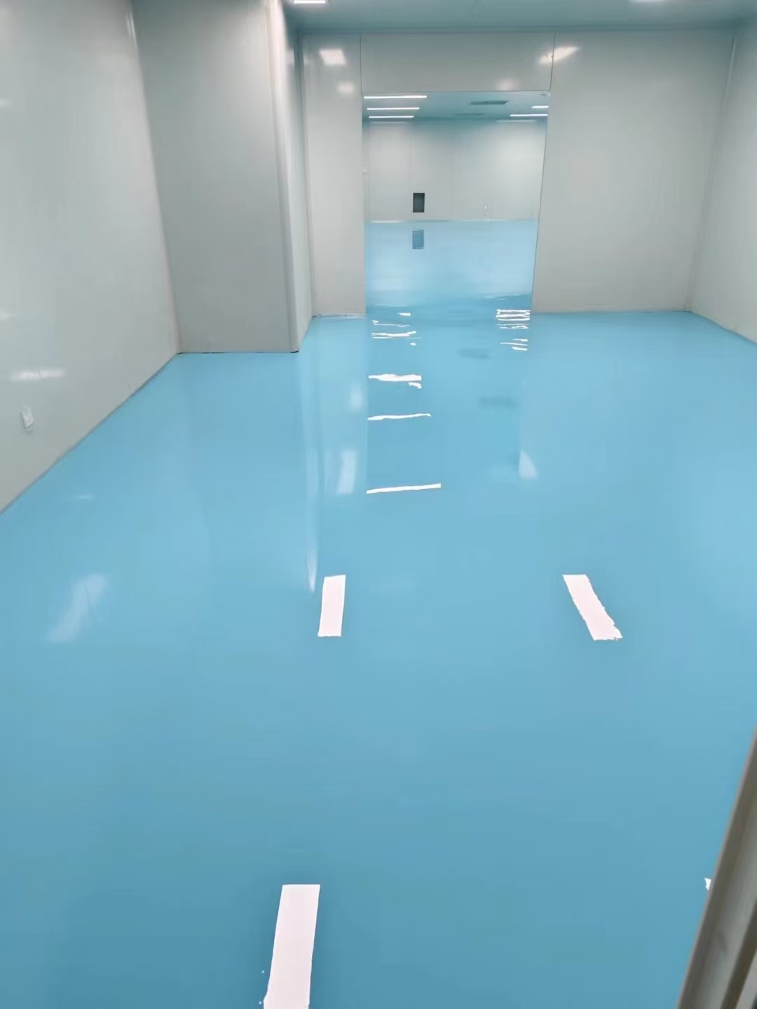 环氧地坪的做法全流程：从地面打磨到面漆封闭